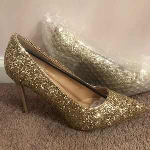 “Goldilocks” sparkle pumps